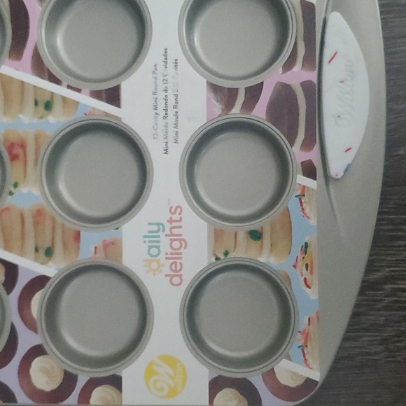 Wilton Daily Delights Mini Pans - Mini Doughnuts and Mini Round moulds - Baking - Picture 5 of 11